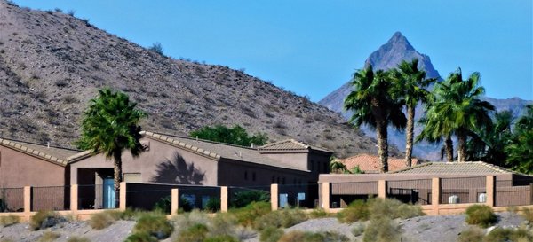 Comment intégrer le style Southwest dans un salon avec cheminée ?