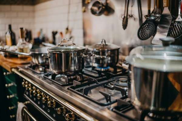 Quels trucs pour déplacer une cuisinière professionnelle ?